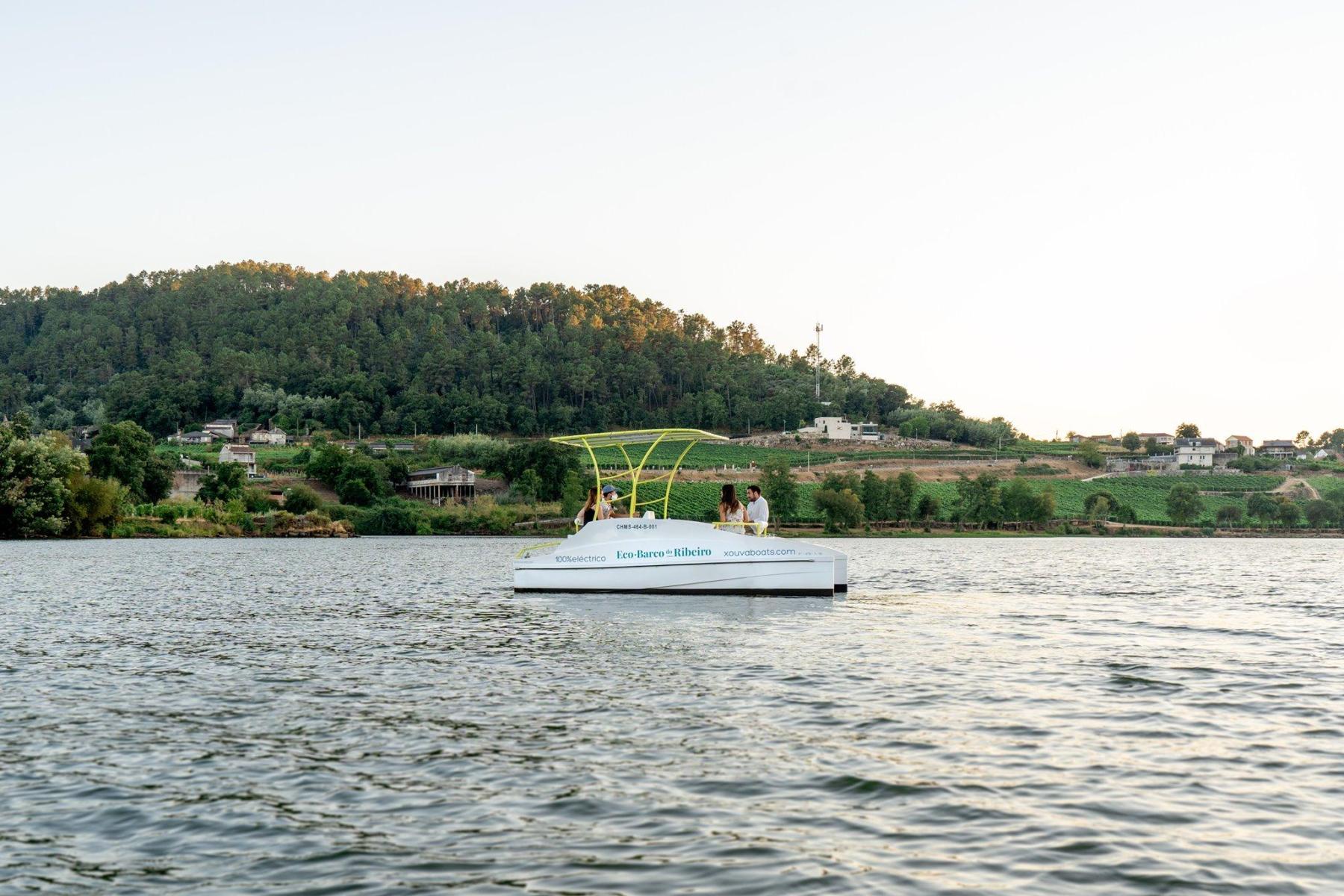 Ecobarco Xouva 4.90 navegando en el Ribeiro, cerca del Balneario de Laias Caldaria