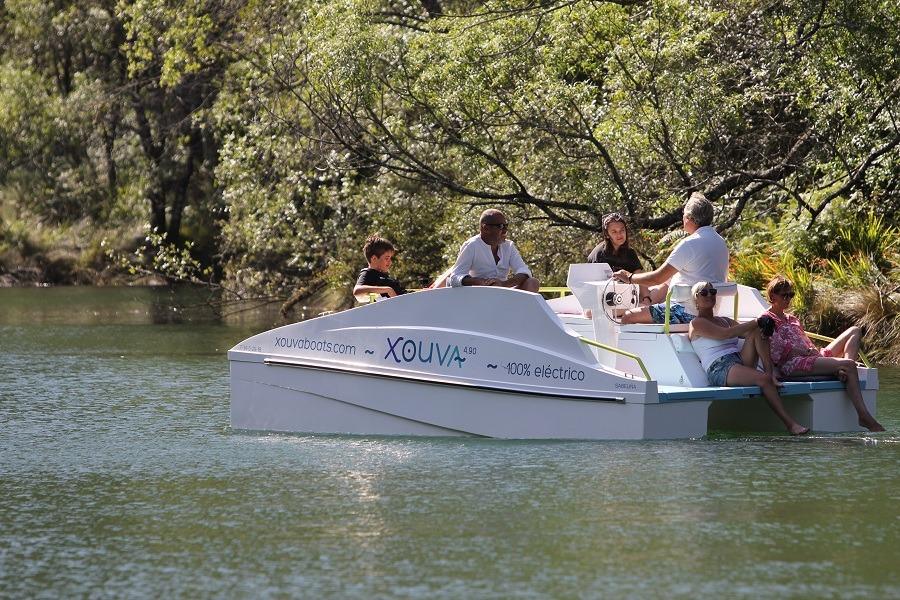 Barco el&eacute;ctrico Xouva 4.90 en aguas interiores, mostrando la eficiencia del sistema el&eacute;ctrico en un entorno natural.