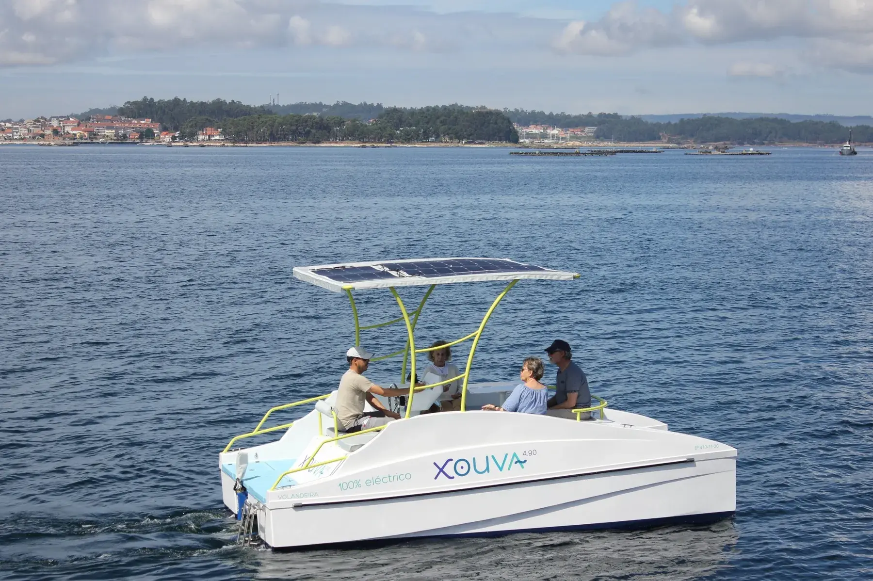 Barco eléctrico Xouva 4.90 navegando con pasajeros en la Ría, mostrando su diseño sostenible y uso turístico