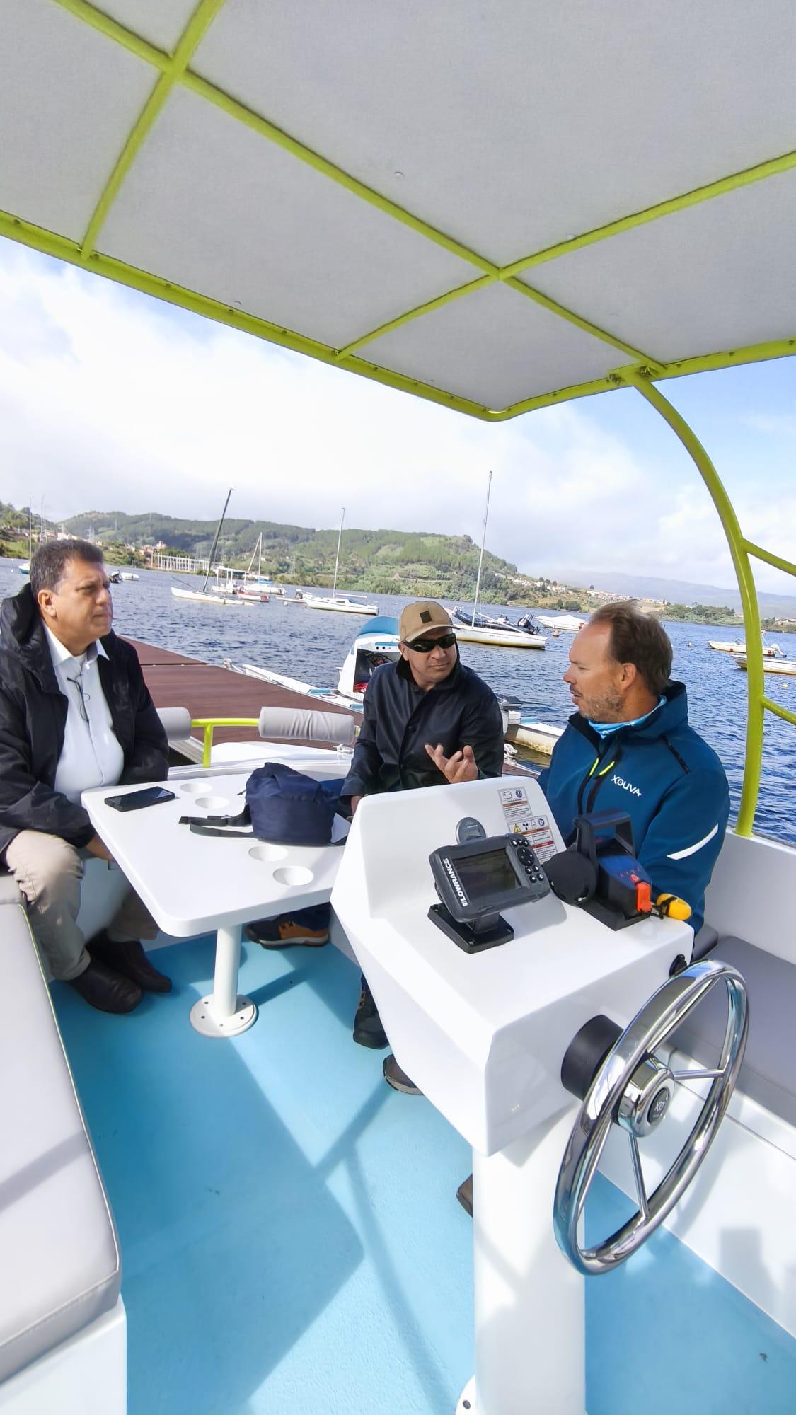 Técnicos de la Asociación Náutica de Salvador de Bahía descubren la navegación silenciosa de XOUVA